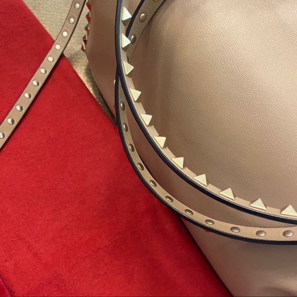 Valentino Garavani Rockstud medium tote 👜 - Picture 2 of 9